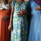Daksha (37), Renuka (23) y Rajia (39), todas ellas madres de alquiler, posan para una foto en el interior de un hogar temporal proporcionada por Akanksha Fertilización in Vitro (FIV) en el centro de la ciudad de Anand, a unos 70 km al sur de Ah...