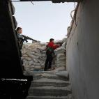 Abboud (12) y su hermano Deeb (14) apuntan con sus armas en Aleppo, en el barrio de Sheikh Saeed, el 28 de septiembre de 2013. Abboud y Deeb se unieron al Ejército Libre de Siria después de la muerte de dos de sus hermanos y uno de sus tíos e...