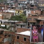 Un anuncio de lencería frente a la Municipalidad, al noroeste de la ciudad de Medellín el 12 de marzo de 2013.