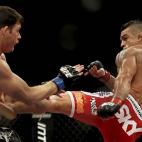 El brasileño Vitor Belfort (a la derecha) golpea con su pie izquierdo el estómago del británico Michael Bisping durante una pelea del Ultimate Fighting Championship celebrado en Sao Paulo (Brasil) el 20 de enero.