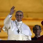 Jorge Mario Bergoglio saluda desde el balcón de la Basílica de San Pedro en el Vaticano minutos después de ser nombrado papa bajo el nombre de Francisco el 13 de marzo.