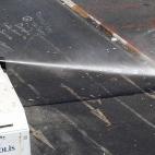 Un joven manifestante se protege de los chorros de agua de la Policía turca con un escudo el 11 de junio durante las protestas en la plaza Taksim de Estambul.