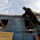 Una mujer observa cómo un hombre sube a un autobús en marcha en la localidad de Sevare (Malí) el 26 de enero.