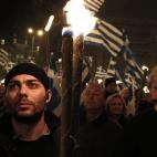 Defensores de la extrema derecha sostienen antorchas durante una manifestación en Atenas el 2 de febrero de 2013. Miles de simpatizantes se reunieron para rendir homenaje a tres oficiales griegos que murieron en 1996 cuando su helicóptero se e...
