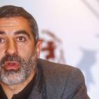 Gaspar Llamazares durante una rueda de prensa en el año 2000.