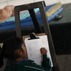 Una modelo posa desnuda mientras una niña dibuja en un taller de arte en la Ciudad de México el 14 de febrero 2013