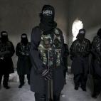 Las mujeres que forman parte de la "Sawt al-Haq' posan armadas tras recibir formación militar en Aleppo, 17 de febrero de 2013.