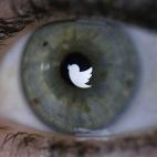 Logotipo de Twitter en los ojos de una mujer.