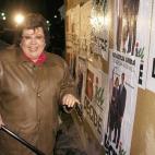 Cristina Almeida durante una pegada de carteles en 1996.