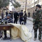 Un combatiente del ejército libre sirio cose una tela en Alepo, el 24 de febrero 2013.