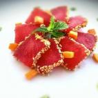 Si existe una forma original de preparar una receta con sand&iacute;a, es la de este cocinero que la ha disfrazado de at&uacute;n. Acompa&ntilde;ada de una salsa de frambuesa y un poco de aceite de s&eacute;samo consigue como resultado un curios...