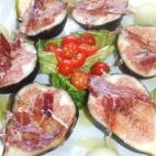 La mezcla de estos tres ingredientes se completa en esta receta con un cuidado aderezo para no disfrazar el contraste de sabores. Un aut&eacute;ntico lujo.