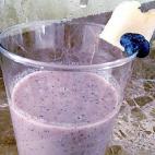 La base de esta receta se puede usar para muchas otras. Los ar&aacute;ndanos aportan al batido un sabor y una textura distintas a lo habitual y lo convierte en un postre, aperitivo o merienda perfecto.