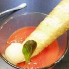 El color puede hacer que creas estar ante un gazpacho de toda la vida, pero el sabor consigue que el plato sea incluso m&aacute;s refrescante que el original. Una receta de &eacute;xito.