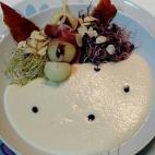 Esta es una receta f&aacute;cil y r&aacute;pida, pero con una presentaci&oacute;n estupenda. Adem&aacute;s, se puede preparar con o sin Thermomix. Al ajoblanco se le a&ntilde;ade finalmente una ensalada con germinados y una brocheta de mel&oacut...