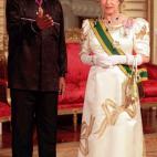 Los médicos impiden a la reina Isabel II de Inglaterra realizar viajes largos, lo que hará que la monarca no pueda estar presente en el funeral de Mandela, con quien mantenía una gran relación. De hecho, como relataba John Carlin en El País...