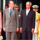 Su reciente operación de cadera le impedirá viajar al funeral de Mandela. Será el príncipe Felipe quien le sustituya. También acudirá el presidente del Gobierno, Mariano Rajoy. Ambos regresarán a España el miércoles para proseguir con s...