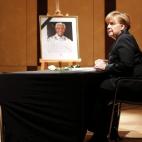 La canciller alemana tampoco estará en Sudáfrica. Su lugar lo ocupará el presidente de Alemania, Joachim Gauck. Eso sí, Merkel ha firmado en el libro de condolencias de la embajada sudafricana en Berlín.