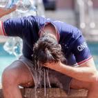 Un hombre trata de refrescarse como puede en Madrid