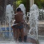 Escena familiar en una fuente de Sevilla.