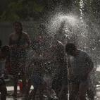 MADRID, SPAIN - JUNE 18: People arrive at the ponds to cool themselves off near Manzares River due to the air temperatures above 40 degrees in Spain, on June 18, 2022 in Madrid, Spain. (Photo by Burak Akbulut/Anadolu Agency via Getty Images)