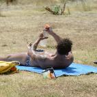 Un hombre resiste el sol gallego como puede