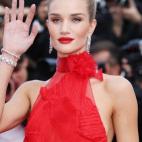 A su llegada a la proyección de la película La Fille Inconnue (La chica desconocida).