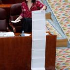 El 'show' de Ayuso con los folios para defender su gestión en las residencias