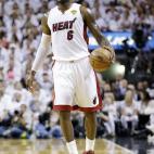 El jugador, además de ser considerado el rey de la NBA, ha firmado contratos publicitarios con Nike, McDonald's y Coca Cola, entre otros. Sólo su línea de zapatillas -comercializada por Nike- ha registrado unas ventas en 2013 por valor de 300...