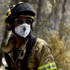Un bombero, lleno de ceniza en los alrededores del Pont de Vilomara (Barcelona)