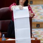 El 'show' de Ayuso con los folios para defender su gestión en las residencias