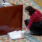 El 'show' de Ayuso con los folios para defender su gestión en las residencias