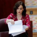 El 'show' de Ayuso con los folios para defender su gestión en las residencias