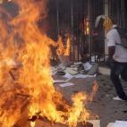 Unos 600 maestros de la Coordinadora Estatal de Trabajadores de la Educación de Guerrero (CETEG) incendiaron varios vehículos e instalaciones oficiales de la sede del Congreso de Guerrero este miércoles, 12 de noviembre, en la ciudad de Chilp...