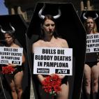 Animalistas protestan contra los encierros de San Fermín en Pamplona.