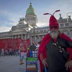 Un jubilado protesta disfrazado contra la reforma judicial propuesta por la presidenta de Argentina, Cristina Fernández.