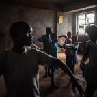 Aunque el espacio es pequeño, unos 30 niños se las arreglan para bailar sin chocarse en esta clase.