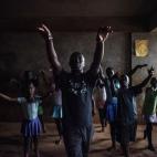 Mike Wamaya es un ex bailarín profesional y profesor de ballet. El ballet es parte de Anno's Africa, una organización benéfica que también ofrece, entre otras, clases de arte, de música y danza tradicional en los barrios marginales de Kenia.