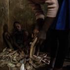 Cynthia y dos chicos del grupo pasan a sus compañeros las zapatillas de ballet donadas.