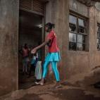 La escuela donde se enseña ballet no está en las mejores condiciones. Es un edificio antiguo de hormigón, con algunas ventanas rotas y sin puertas.
