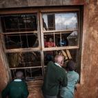 Mientras tiene lugar la clase, otros estudiantes, sobre todo chicos, se reúnen en torno a la puerta y las ventanas para echar un vistazo a los bailes.