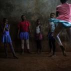 Llega un momento de la clase en que practican uno por uno. Es ahí donde los niños pueden moverse con libertad y ensayar sus movimientos por su cuenta.