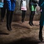 La mezcla de música clásica, la voz de Mike con su "un, dos, tres, cuatro" y los coloridos vestidos convierten la sala fría y gris en un verdadero estudio de ballet.