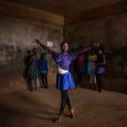 "Cuando era pequeña, veía el ballet en la tele y me gustaban la danza y las puntas. Quise ser bailarina desde entonces", cuenta Pamela, de 13 años, una de las alumnas más veteranas de la clase.