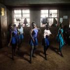 Algunas de las chicas mayores practicando un baile que hacen juntas.