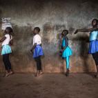 Las alumnas, preparándose para el comienzo de la clase.