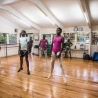 Algunos de los alumnos mayores van una vez a la semana a una clase superior en la escuela de ballet de Karen, en Nairobi. Las rutinas son las mismas que en Kibera, pero aquí el suelo es de madera y la sala es mucho más luminosa.