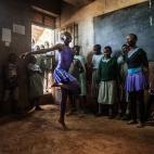 Wendy practica mientras el resto de alumnos la animan. Cada uno tiene un turno y aprende de los demás.
