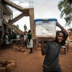 Las zapatillas de ballet son objetos muy preciados para el grupo. Los niños se ocupan de almacenarlas y mantenerlas en buen estado. Aunque los alumnos practican descalzos, utilizan las puntas para mejorar su técnica.