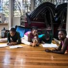 Las bailarinas hacen sus deberes entre clase y clase para que sus notas no flojeen. Saben que las buenas notas y la danza son dos cosas que las pueden sacar algún día de Kibera.